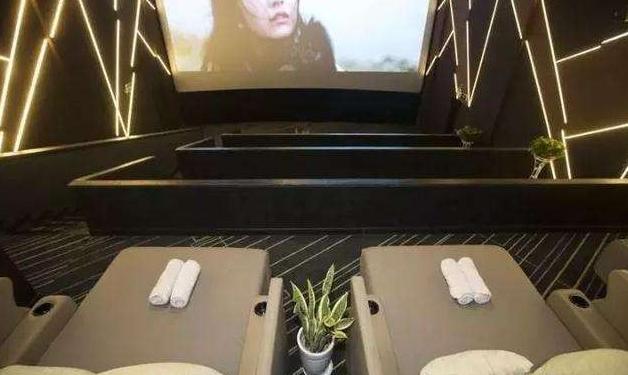 曝杭州电影院多人睡床上看电影！