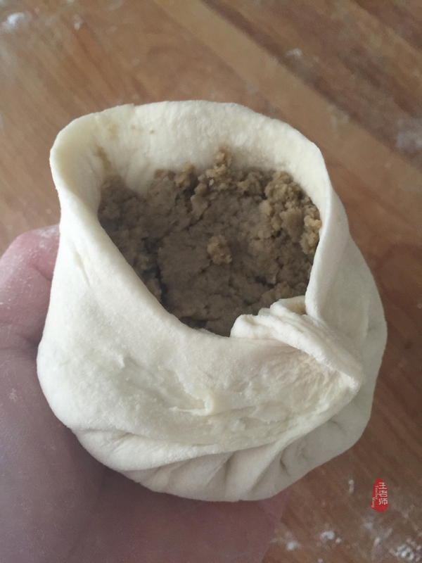 外皮酥脆馅料浓郁,外皮焦香酥脆内馅丰富柔软