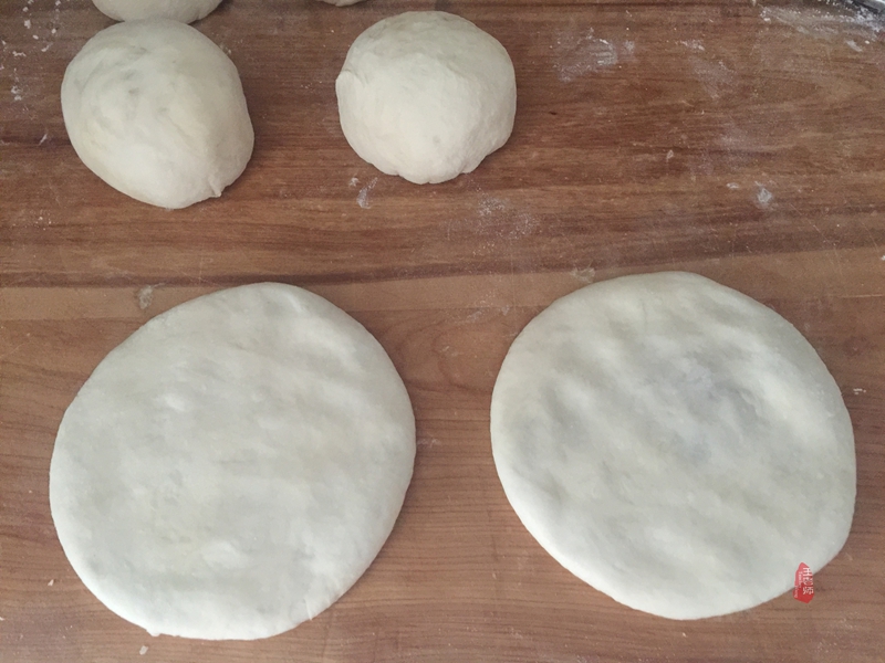 外皮酥脆馅料浓郁,外皮焦香酥脆内馅丰富柔软