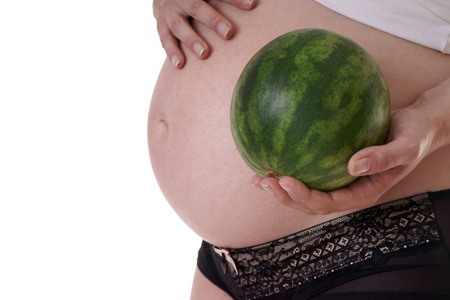 吃螃蟹会导致流产的说法正确吗,为什么有人说吃螃蟹会流产