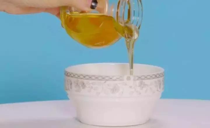 蜂蜜面粉自制美白面膜,鸡蛋面粉牛奶蜂蜜面膜美白