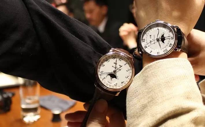 我们见到了瑞士制表师大神，他在雕刻一只金丝猴|雅趣臻选