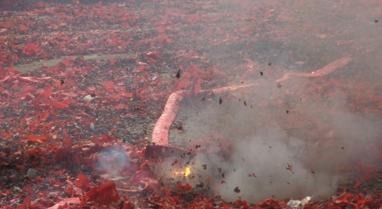 刚买的新车，老丈人一串鞭炮下去，光喷漆就花了3000元