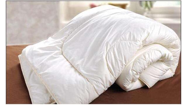 新买的被子异味很大应该怎么处理,被子有潮味怎么解决