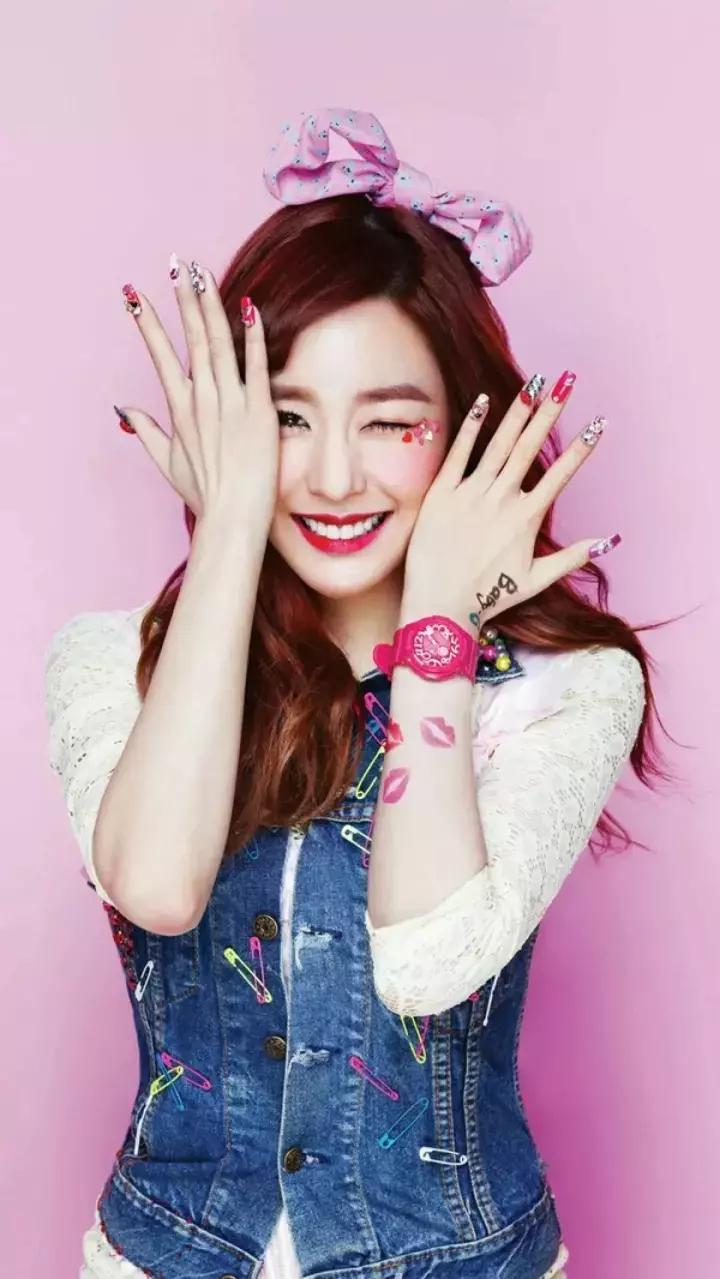 苏炳添大婚谢震业被拍合照,飞人苏炳添大婚跳小苹果