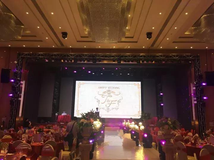 苏炳添大婚谢震业被拍合照,飞人苏炳添大婚跳小苹果