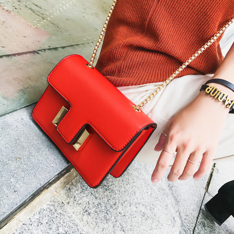 小方包搭什么鞋,百搭小方包