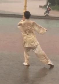 小姐姐你系完鞋带就快起来吧，都被人给看光，你长的好看才提醒你