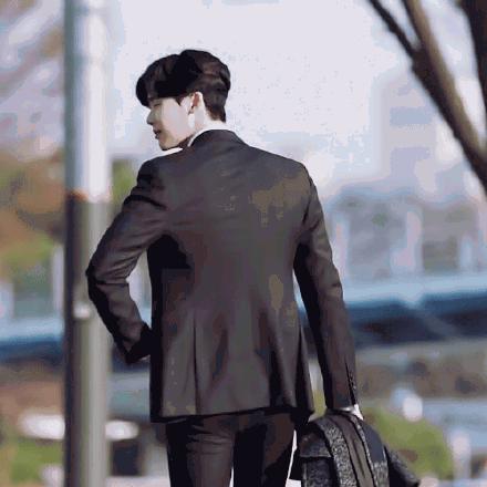 李钟硕韩剧当你沉睡时，办公室老师忍不住追？连关晓彤也花痴？