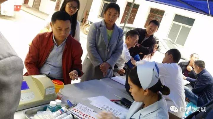 柘港乡政府大院内一群人干了件事，百姓拍手叫好