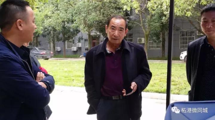 柘港乡政府大院内一群人干了件事，百姓拍手叫好