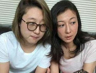 成龙年轻照片和房祖名,成龙与房祖名近照