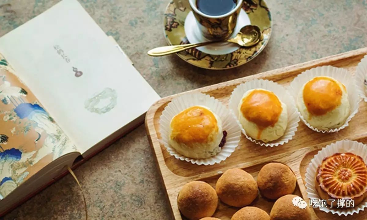 这是一枚用饱含日照雨露的新鲜玫瑰花做的鲜花饼