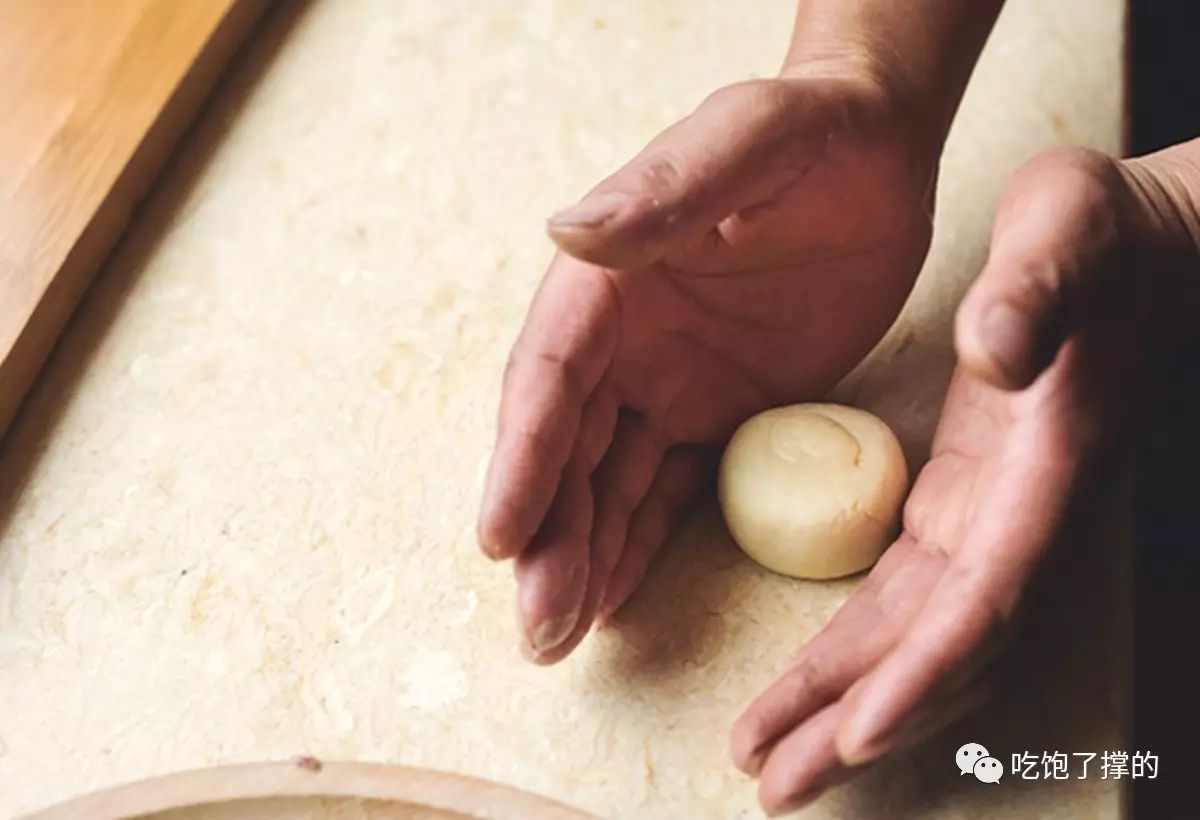 这是一枚用饱含日照雨露的新鲜玫瑰花做的鲜花饼