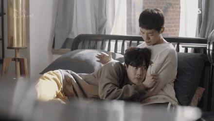 李钟硕韩剧当你沉睡时，办公室老师忍不住追？连关晓彤也花痴？