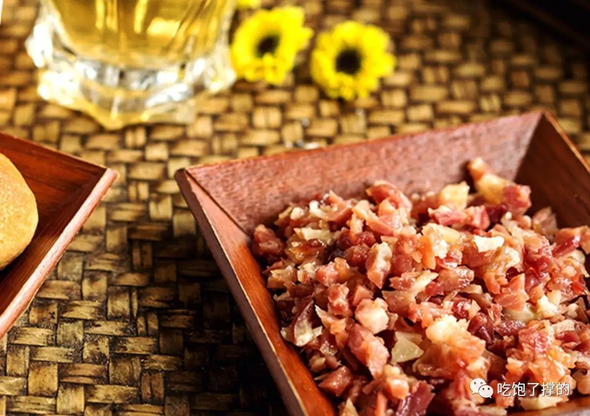 这是一枚用饱含日照雨露的新鲜玫瑰花做的鲜花饼