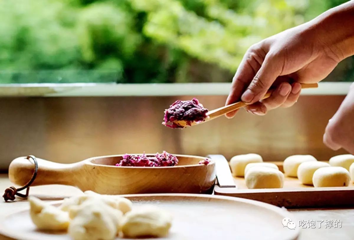 这是一枚用饱含日照雨露的新鲜玫瑰花做的鲜花饼