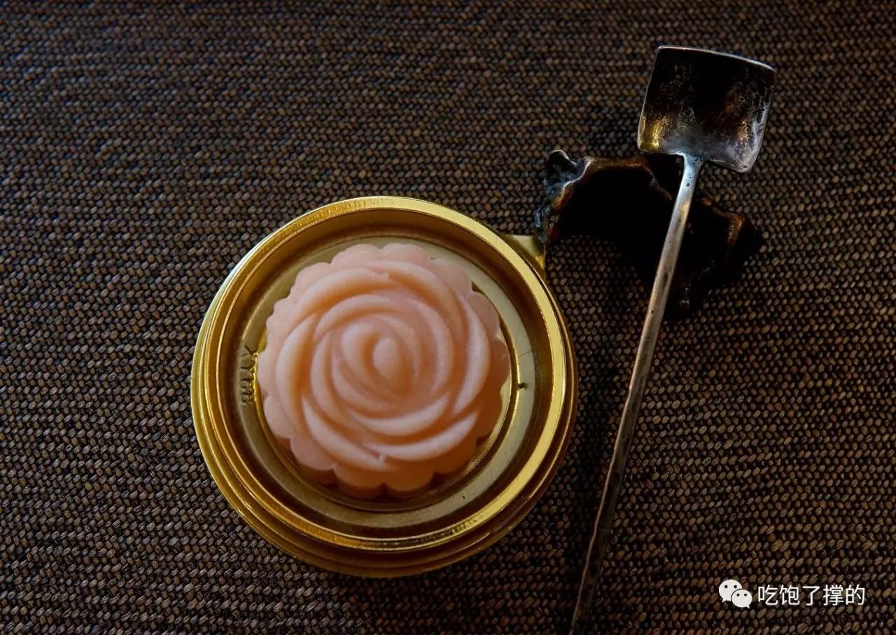 这是一枚用饱含日照雨露的新鲜玫瑰花做的鲜花饼