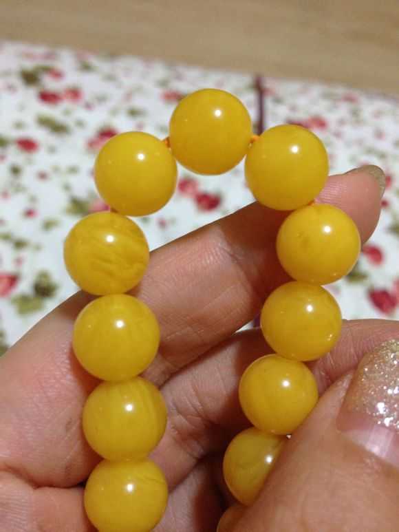 蜜蜡琥珀紫光灯下的反应,用紫光灯鉴别蜜蜡琥珀真假的方法