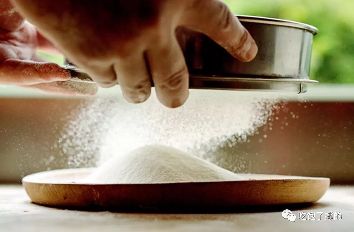 这是一枚用饱含日照雨露的新鲜玫瑰花做的鲜花饼