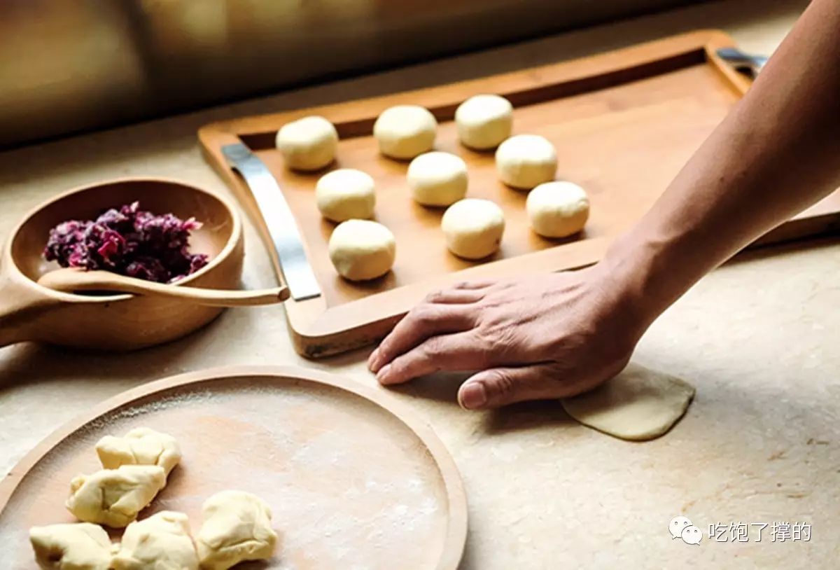 这是一枚用饱含日照雨露的新鲜玫瑰花做的鲜花饼