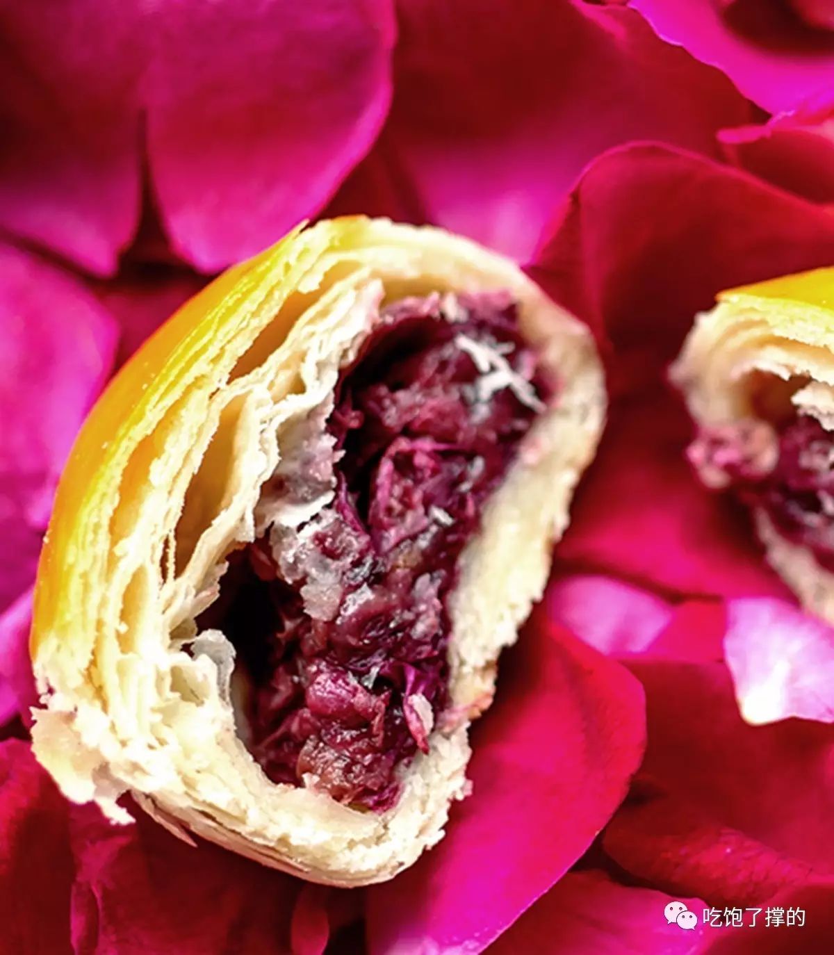 这是一枚用饱含日照雨露的新鲜玫瑰花做的鲜花饼