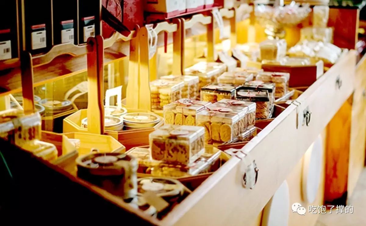 这是一枚用饱含日照雨露的新鲜玫瑰花做的鲜花饼