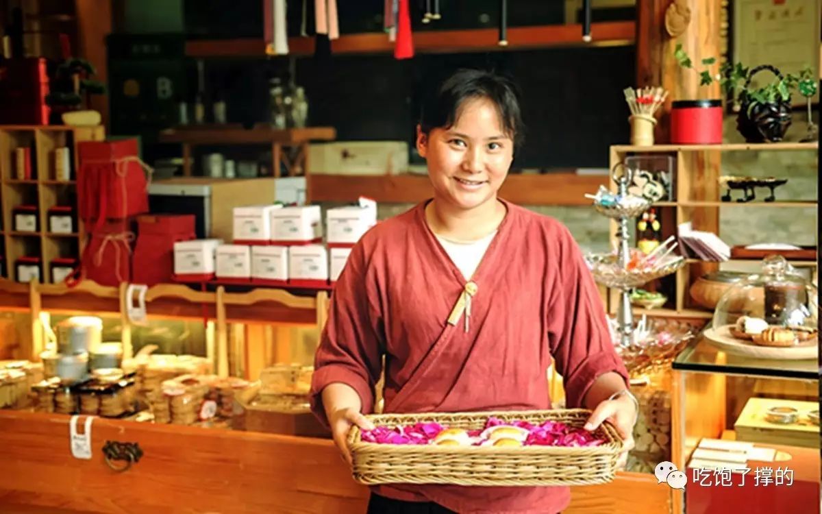 这是一枚用饱含日照雨露的新鲜玫瑰花做的鲜花饼