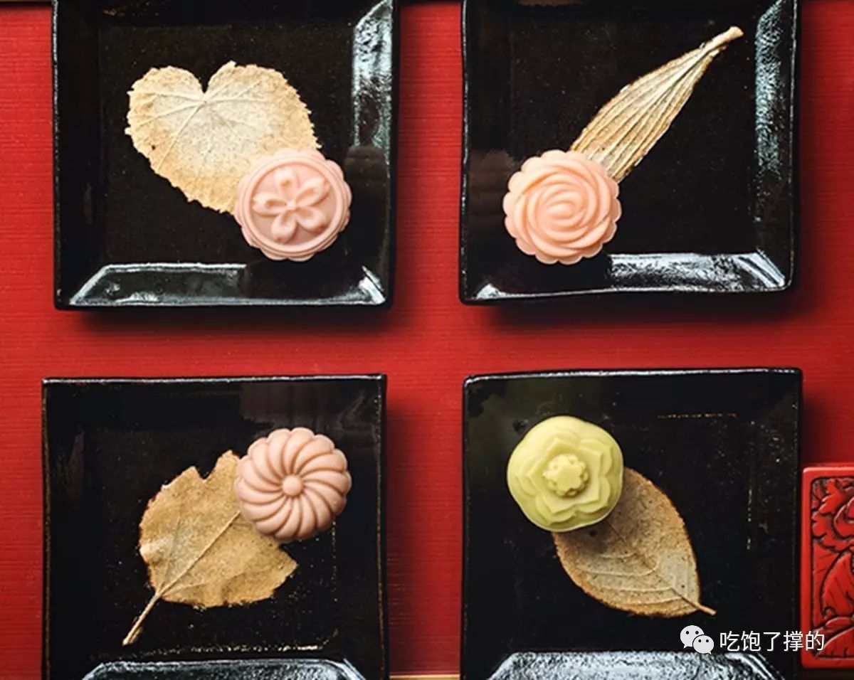 这是一枚用饱含日照雨露的新鲜玫瑰花做的鲜花饼