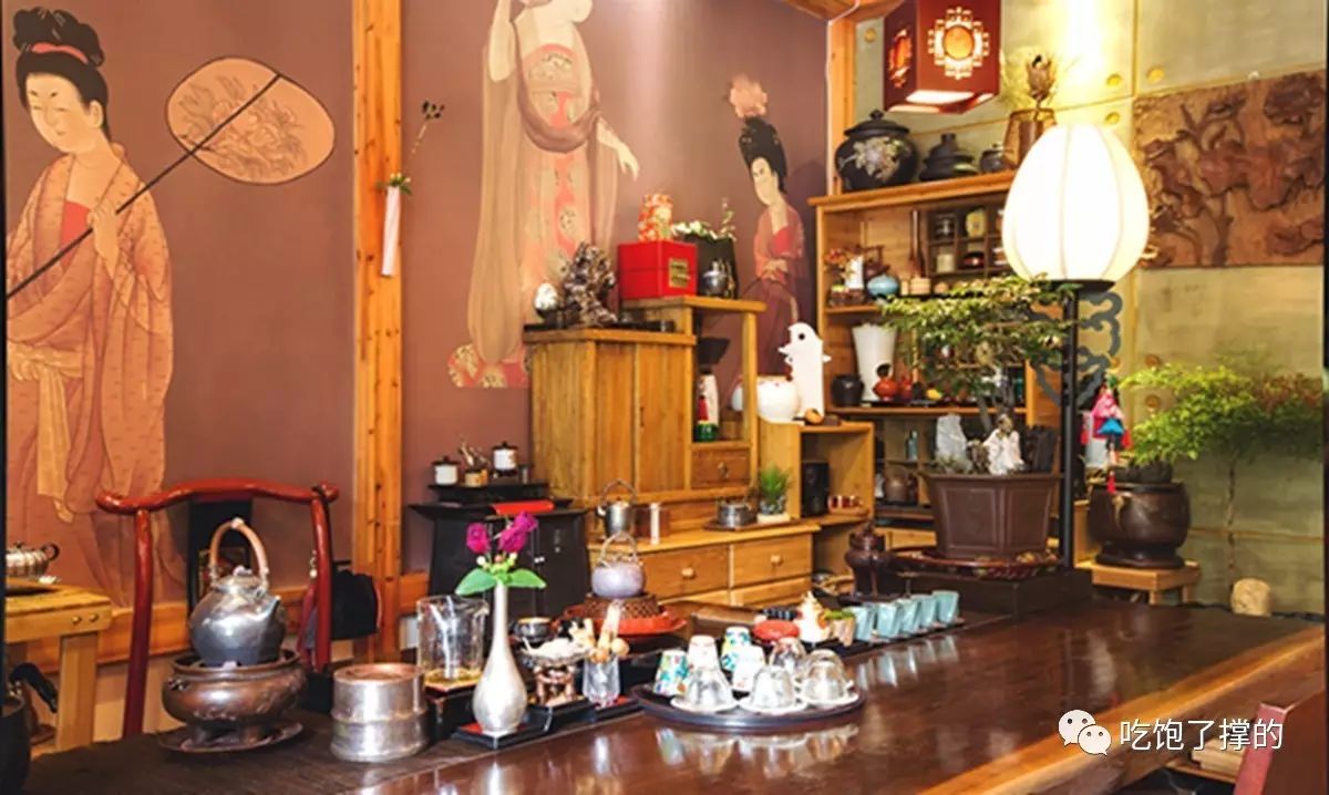 这是一枚用饱含日照雨露的新鲜玫瑰花做的鲜花饼