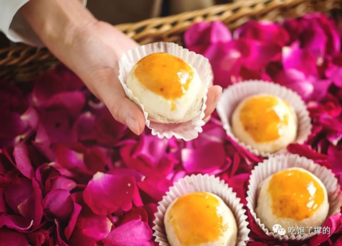 这是一枚用饱含日照雨露的新鲜玫瑰花做的鲜花饼