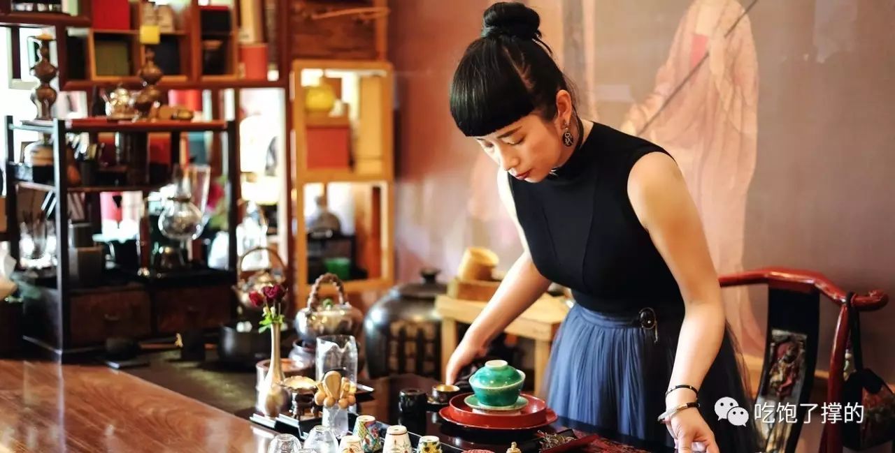 这是一枚用饱含日照雨露的新鲜玫瑰花做的鲜花饼