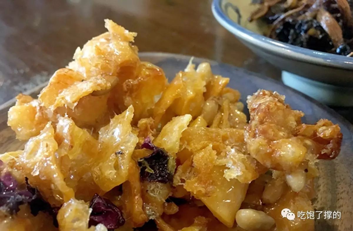 这是一枚用饱含日照雨露的新鲜玫瑰花做的鲜花饼