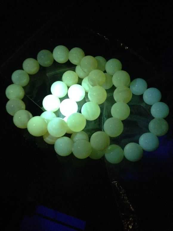 蜜蜡琥珀紫光灯下的反应,用紫光灯鉴别蜜蜡琥珀真假的方法