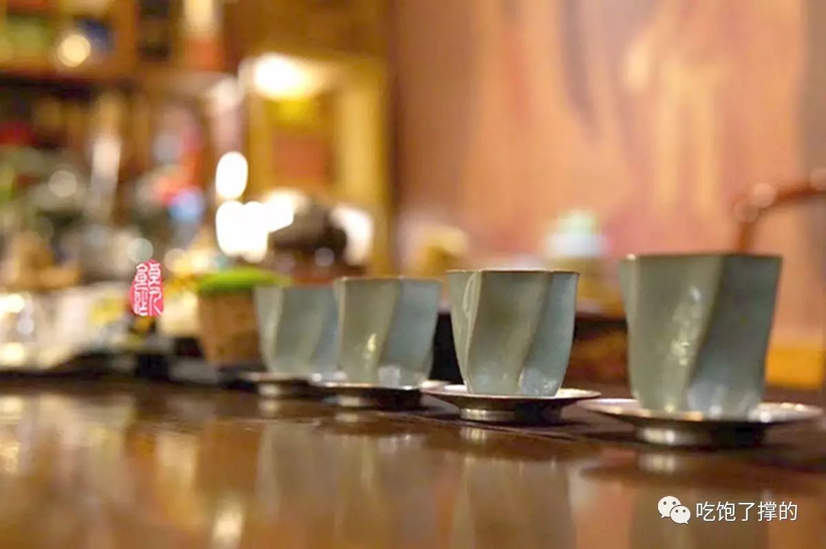 这是一枚用饱含日照雨露的新鲜玫瑰花做的鲜花饼