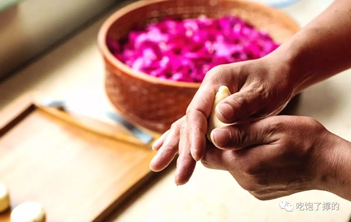 这是一枚用饱含日照雨露的新鲜玫瑰花做的鲜花饼