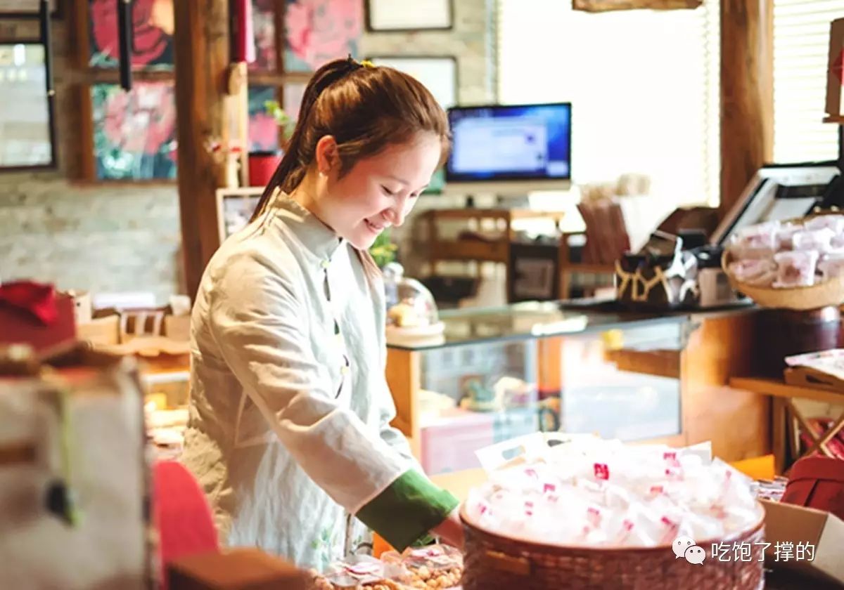 这是一枚用饱含日照雨露的新鲜玫瑰花做的鲜花饼