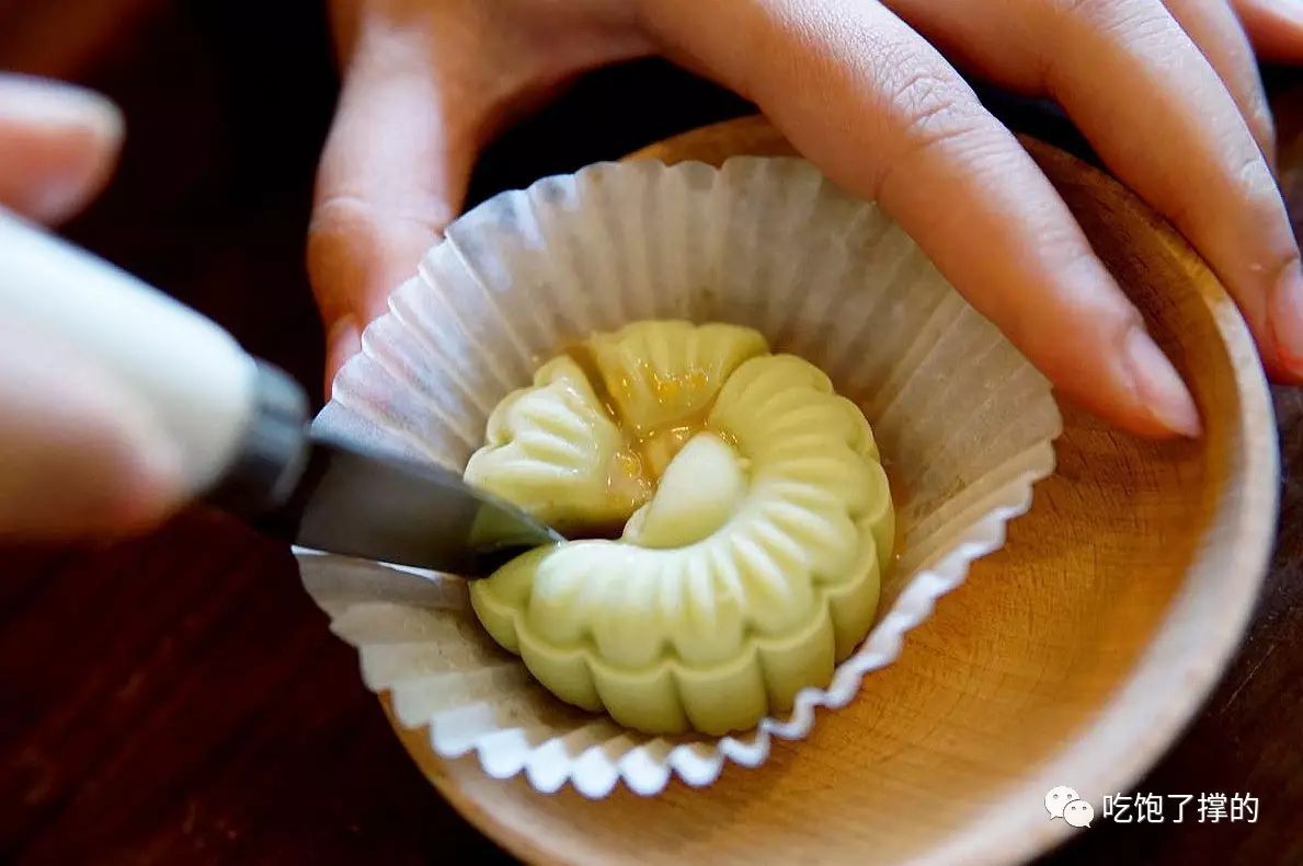 这是一枚用饱含日照雨露的新鲜玫瑰花做的鲜花饼