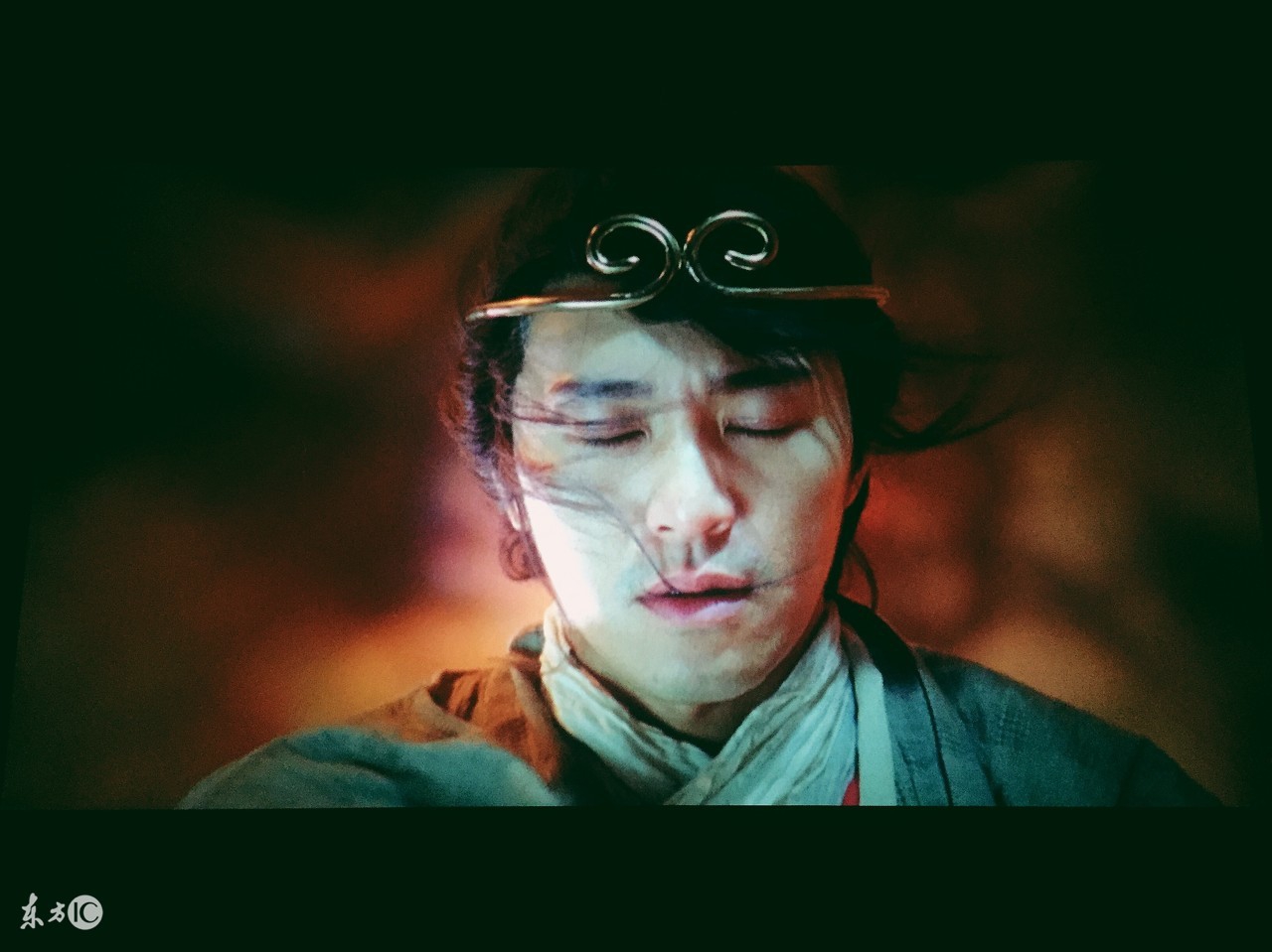 厨房水盆黑呼呼的怎么都刷不掉，问了专业师傅，我赶紧换了玻璃胶