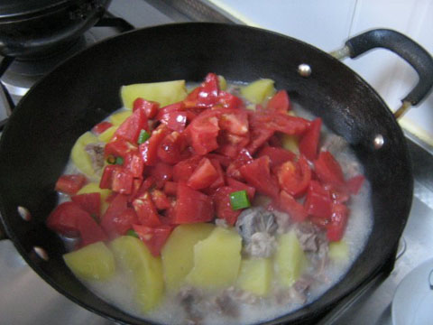 土豆和胡萝卜一起炖牛肉好吃吗,土豆胡萝卜炖牛肉汤怎么做好吃