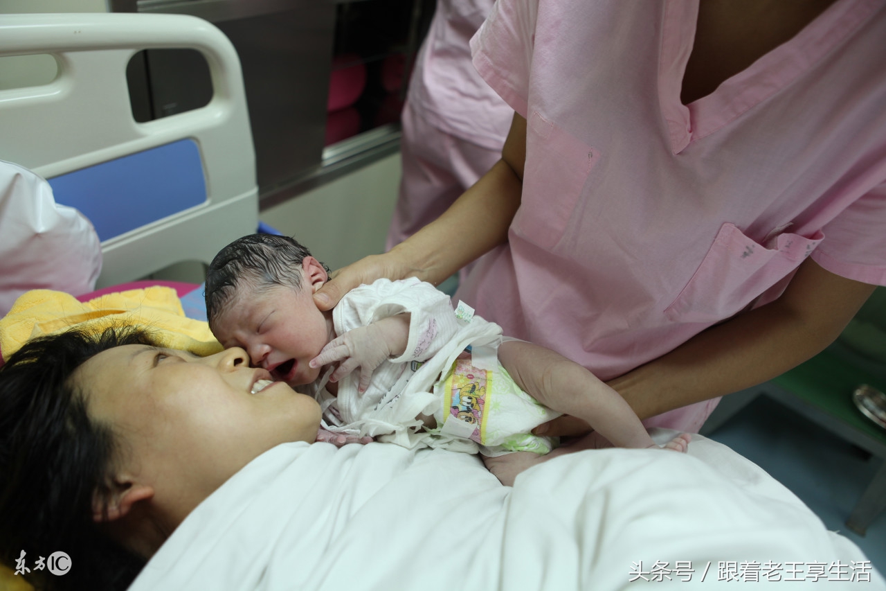 外国人双胎顺产接生流程,印度孕妇怎么生宝宝