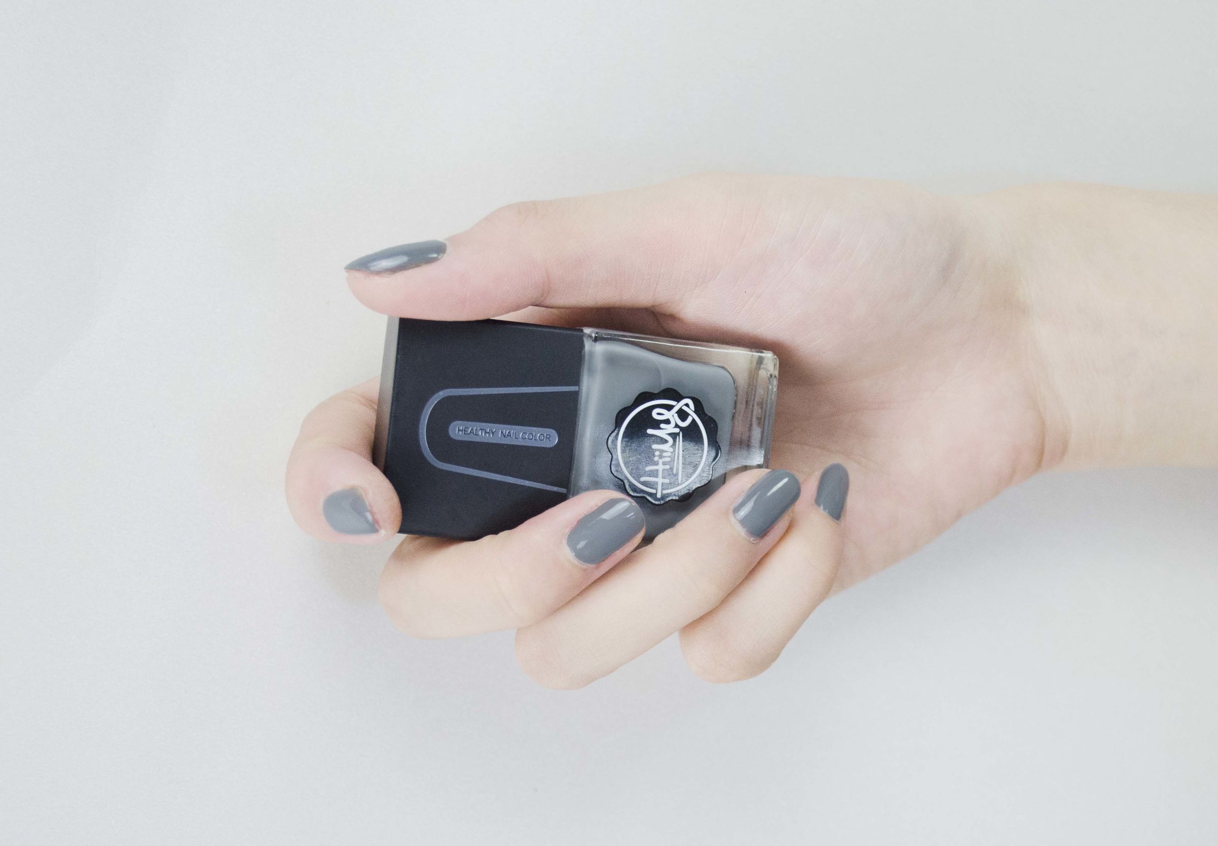 如何挑选合适自己的指甲油,两种颜色的指甲油怎么搭配好