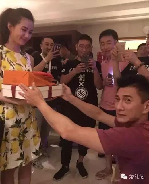 正经新娘扮奥特曼给新郎惊喜,新郎结婚现场化身奥特曼