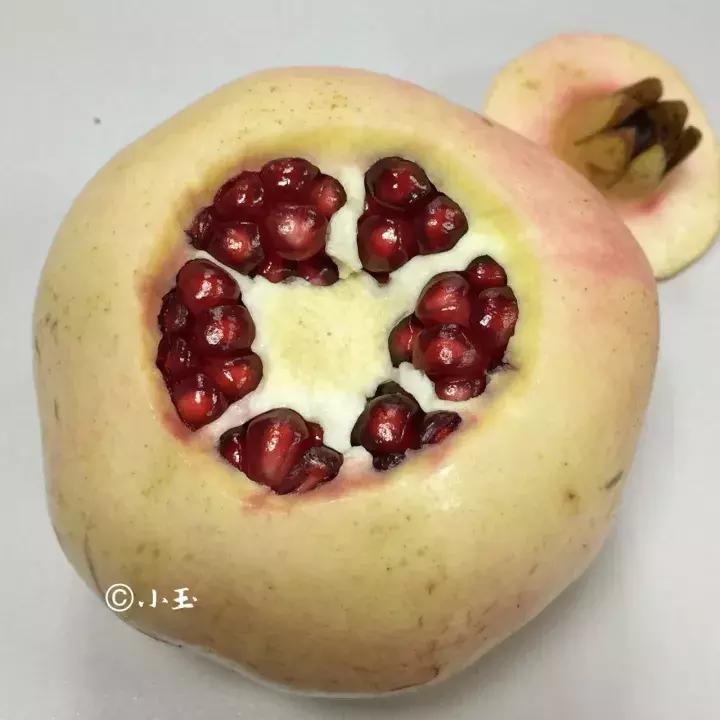 剥石榴用这个方法简单又实用哦,剥石榴的技巧简单实用你学会了吗