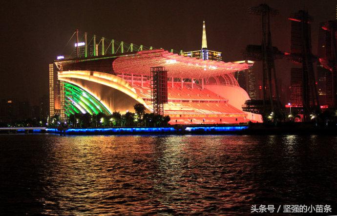 小蛮腰附近珠江夜游,广州珠江夜游坐轮船看小蛮腰