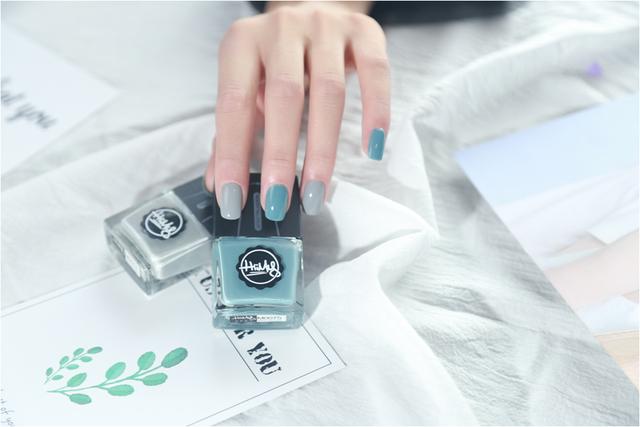 如何挑选合适自己的指甲油,两种颜色的指甲油怎么搭配好