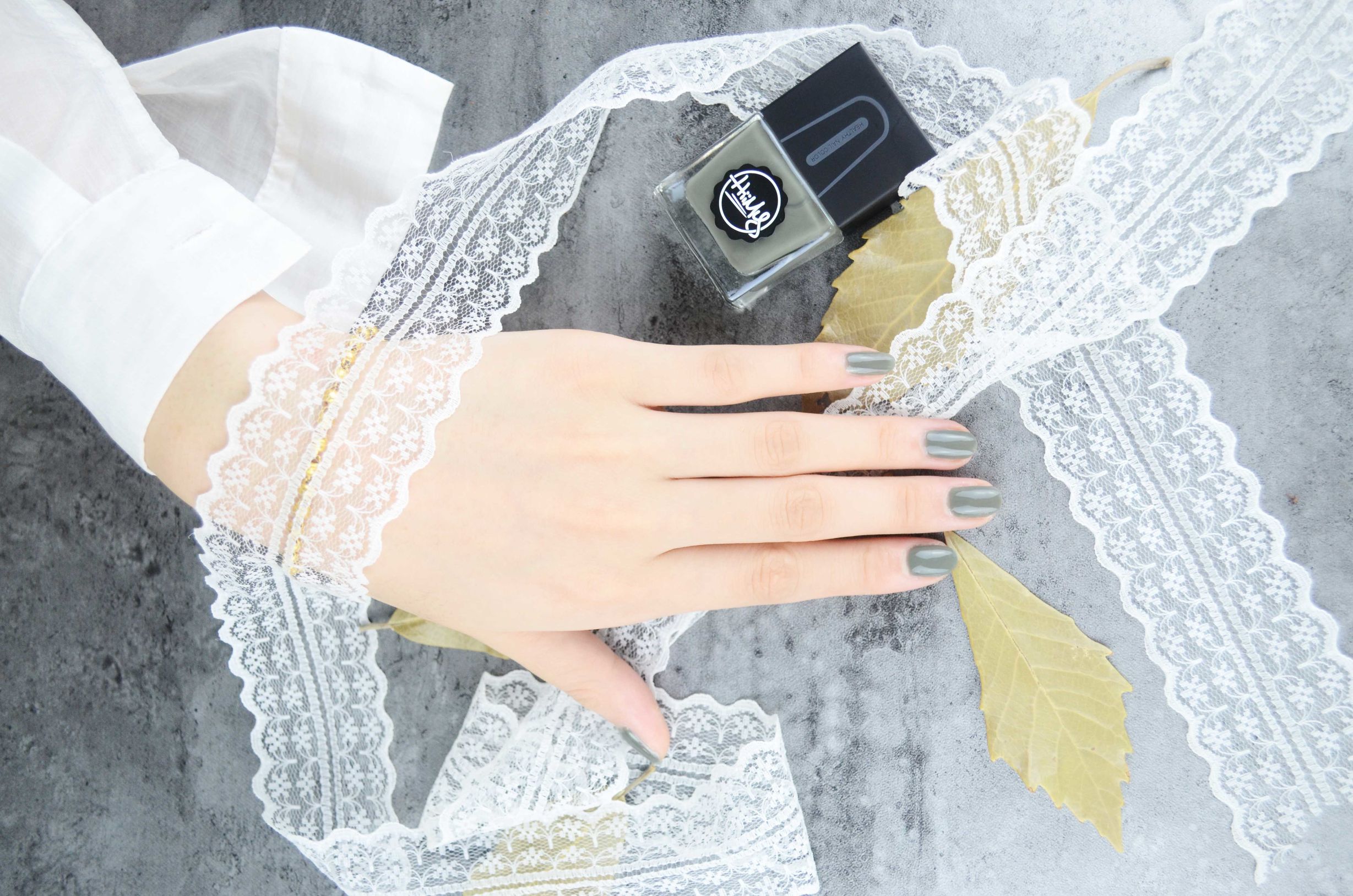 如何挑选合适自己的指甲油,两种颜色的指甲油怎么搭配好