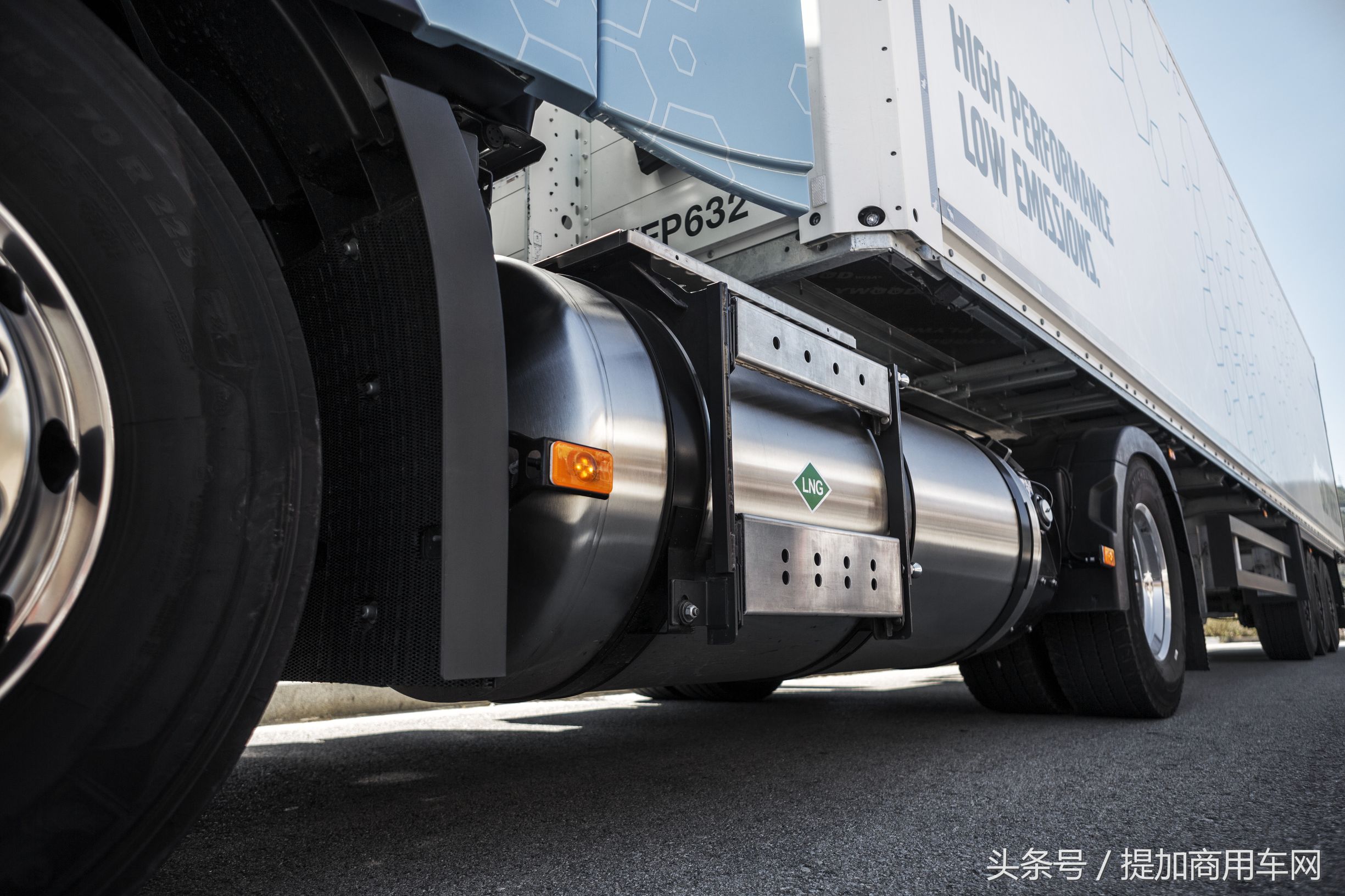 新能源汽车比燃油卡车好吗,新能源车和天然气车哪个更好点