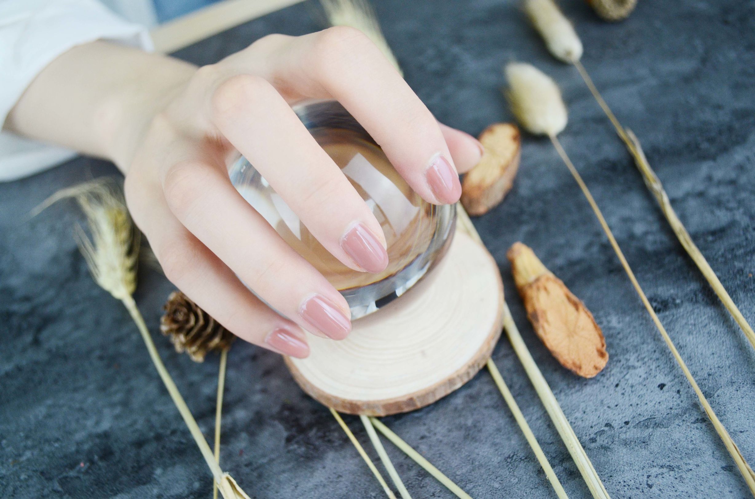 如何挑选合适自己的指甲油,两种颜色的指甲油怎么搭配好