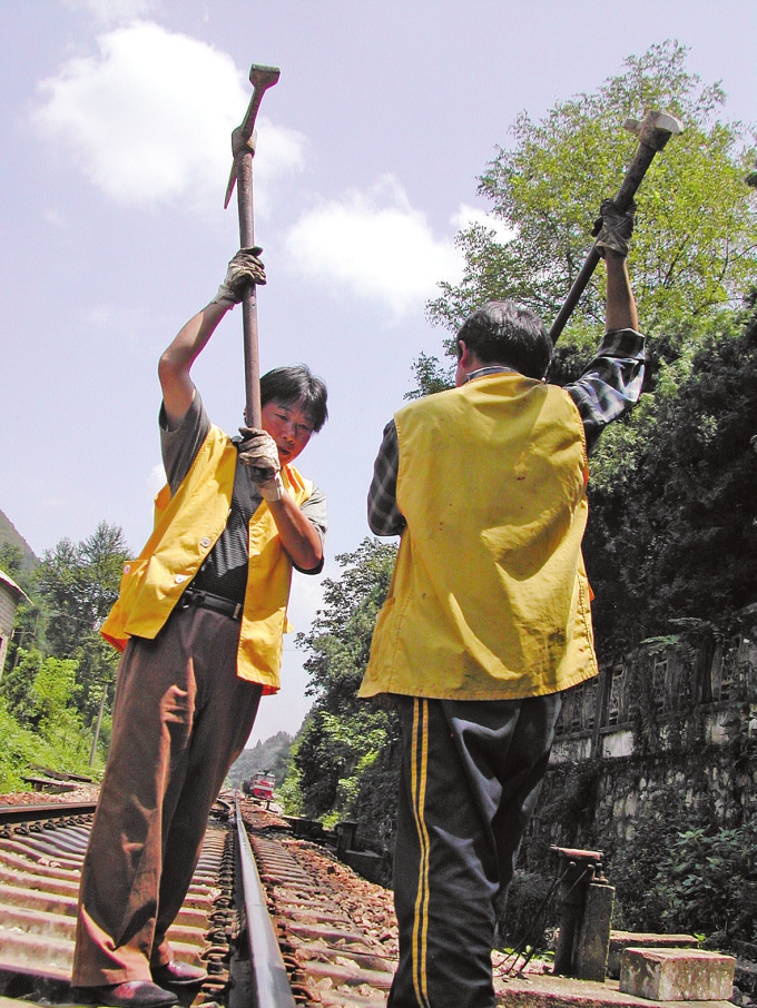 从铁镐到千万养路“豪车”——贵阳工务段养路机械变化侧记